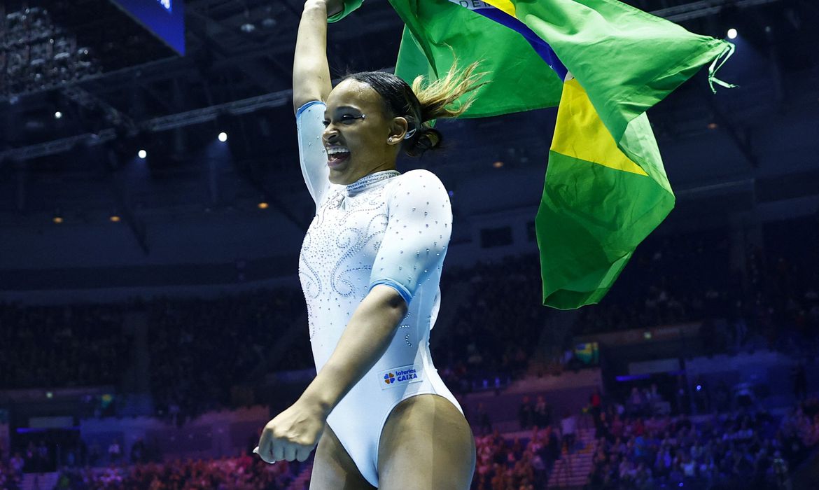 É PRATA: Brasil conquista medalha inédita por equipes no Mundial de Ginástica  Artística