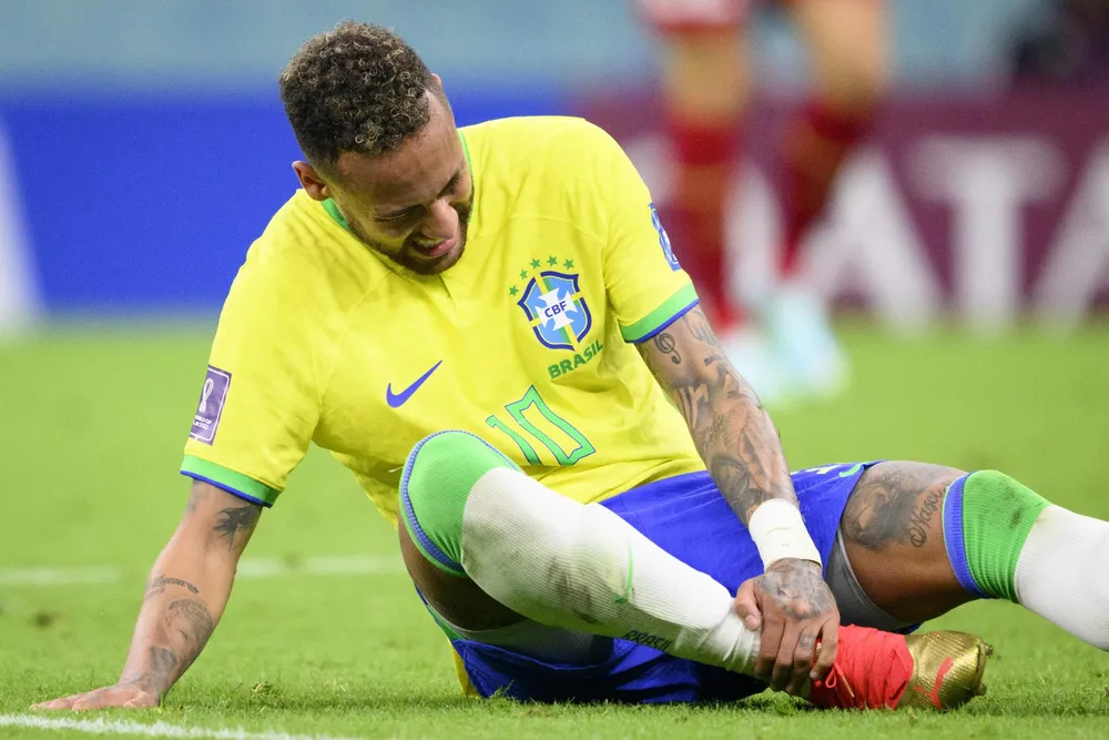 Neymar torce o tornozelo, sai chorando e recebe apoio após ser